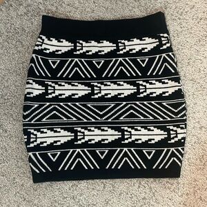 Geometric patterned black & white skirt